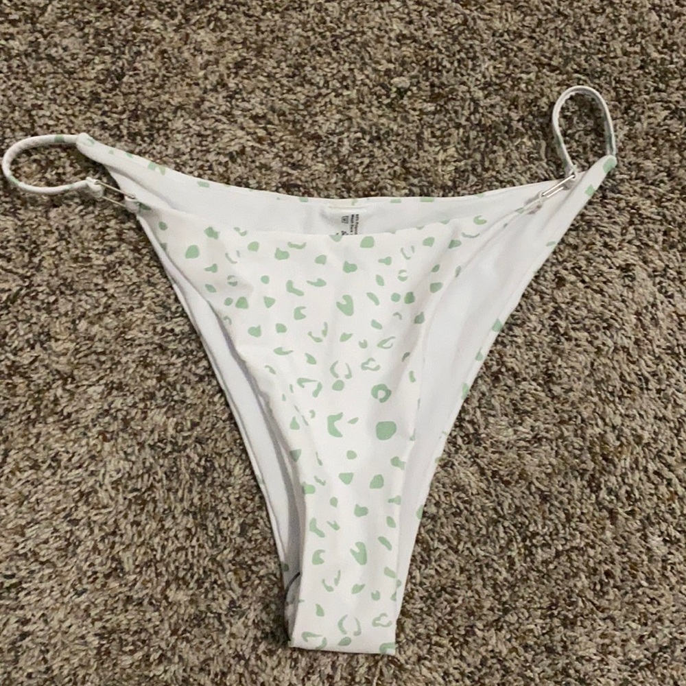 Large bottoms, with silver clips on the sides
